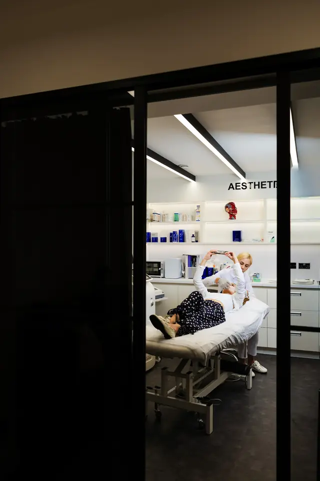 Device and couch in the clinic